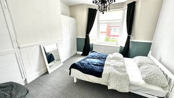 3 bedrooms, desk, iron/ironing board, free WiFi