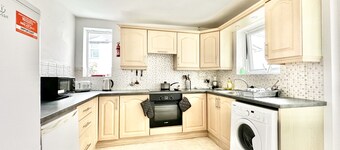 Spacious Three Bed House & Private Garden - New Brighton Beach & Promenade 