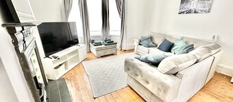 Spacious Three Bed House & Private Garden - New Brighton Beach & Promenade 