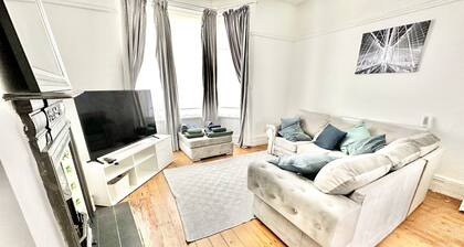 Spacious Three Bed House & Private Garden - New Brighton Beach & Promenade