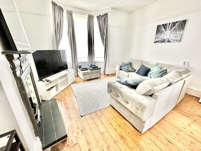 Spacious Three Bed House & Private Garden - New Brighton Beach & Promenade