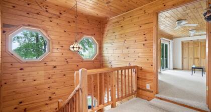 Lakeside Retreat | Hot Tub, Kayak, Arcade, Pontoon