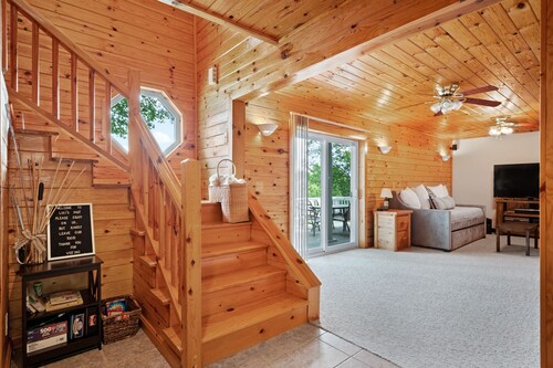 Lakeside Retreat | Hot Tub, Kayak, Arcade, Pontoon