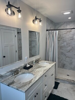 Dusch, handdukar, tvål och toalettpapper