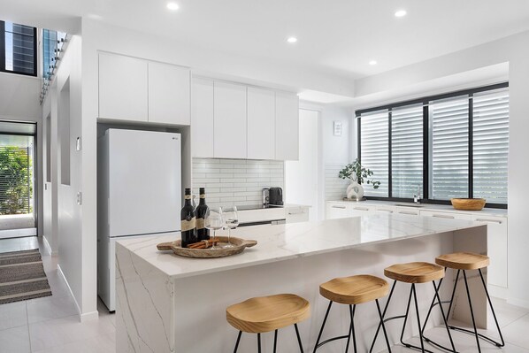 Réfrigérateur, micro-ondes, four, grille-pain