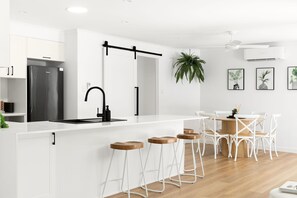 Køleskab, mikrobølgeovn, ovn, kogeplade