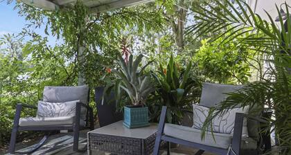 Elegant Studio, 5 Min Walk to Main Street’s Antique Shops & Restaurants!