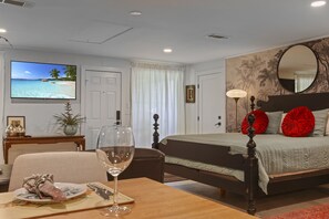 1 bedroom, desk, iron/ironing board, free WiFi - Elegant Studio, 5 Min Walk to Main Street’s Antique Shops & Restaurants! (High Springs)