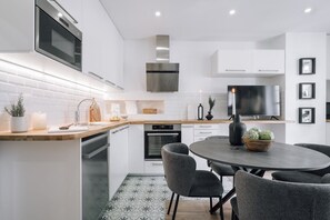Kühlschrank, Mikrowelle, Ofen, Herdplatte