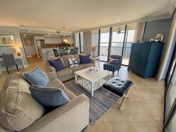 TV, books - Sanibel Harbour Resort 237: Experience the sunsets on this Waterfront wrap around lanai (Fort Myers)
