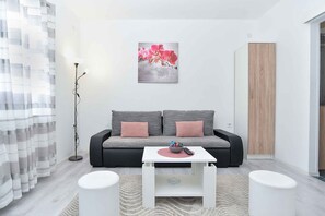 TV - Holiday apartment with air conditioning (Poreč)