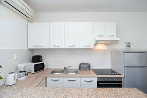 Fridge, microwave, oven, stovetop - Holiday apartment with air conditioning (Poreč)