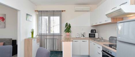 Køleskab, mikrobølgeovn, ovn, kogeplade