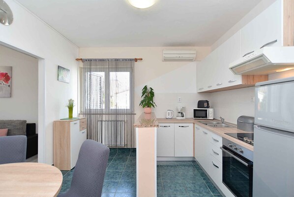 Fridge, microwave, oven, stovetop - Holiday apartment with air conditioning (Poreč)