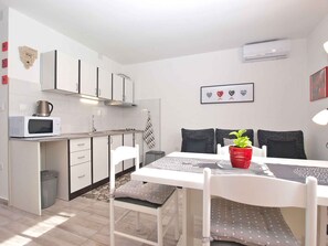 Fridge, microwave, stovetop, cookware/dishes/utensils - Holiday apartment with air conditioning (Fažana)