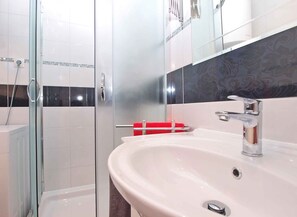 Shower, bidet - Holiday apartment with air conditioning near the beach (Fažana)