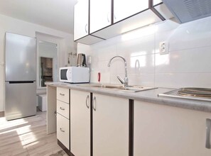 ثلاجة، ميكروويف، موقد طهي مسطح، مستلزمات طهي/أطباق/أوعية