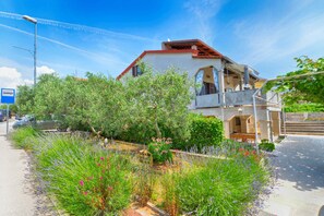 المنطقة المحيطة بالمنشأة