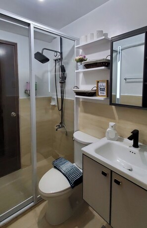 Shower, bidet, towels, soap - Avocondo Brentwwod 1BR StylishQuiet, 5minwalk to Shops&Restaurants,ClosetoBeach (Lapu-Lapu City)