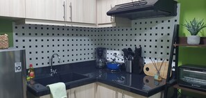 Een koelkast, een magnetron, een kookplaat