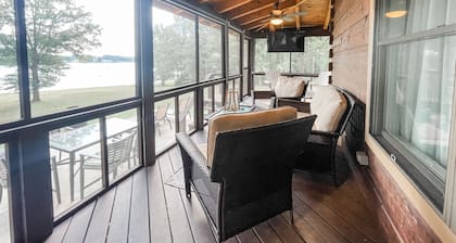 Waverly Lakehouse - private cabin, lake view, close to
Old Waverly/Mossy Oak