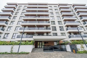 Exterior detail - Promenada Puzi Place (București)