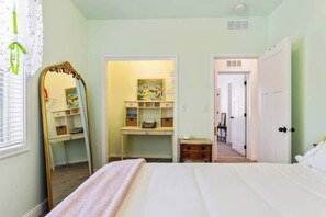2 soverom, skrivebord, strykejern/-brett og reiseseng for barn