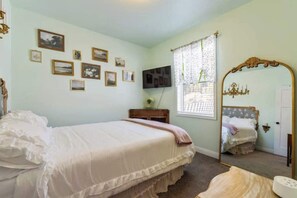 2 habitaciones, escritorio y tabla de planchar con plancha 