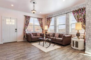 TV connectée, lecteur de DVD, livres, vidéothèque