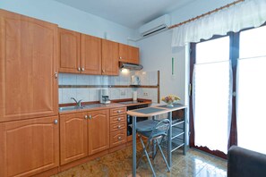 Fridge, oven, stovetop, coffee/tea maker - Holiday apartment with air conditioning (Poreč)