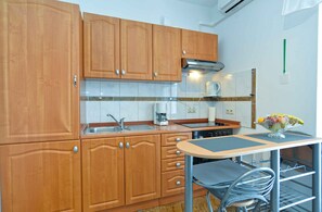 Kylskåp, ugn, spishäll och kaffe- och tebryggare