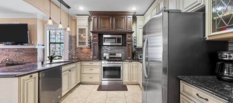 Charming Historic Yellow House in Gated Community - Perfect Dallas Getaway