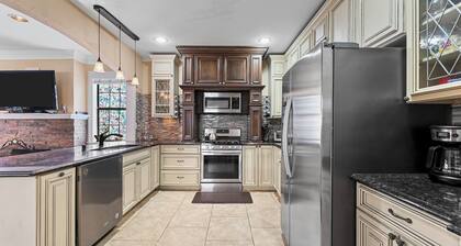 Charming Historic Yellow House in Gated Community - Perfect Dallas Getaway