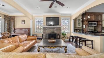 智能電視、壁爐、電腦螢幕