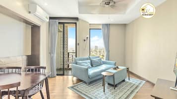 Presidential-Apartment, Balkon, Stadtblick | Wohnbereich | 32-Zoll-Smart-TV mit Kabelempfang