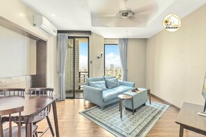 Appartement Présidentiel, balcon, vue ville | Coin séjour | TV connectée de 32 pouces avec chaînes par câble