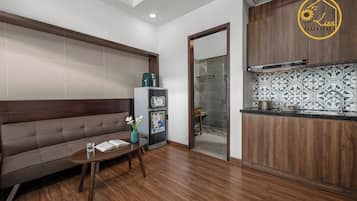 Studio, balkon, pemandangan kota | Dapur pribadi | Lemari es, microwave, kompor, dan penanak nasi