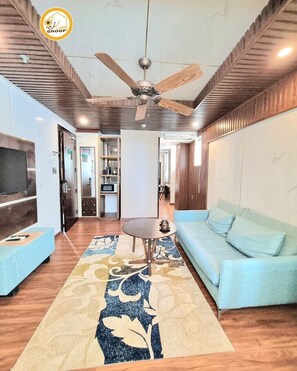 Apartament, 1 dormitori, vistes parcials al mar | Sala d'estar | Televisor intel·ligent de 32 polzades amb canals per cable