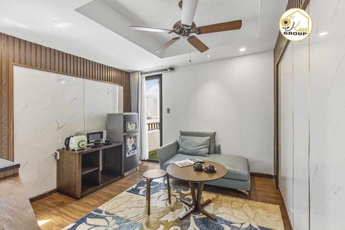 Apartment, 1 Bedroom, Bathtub, City View | Living area | 32-inch Smart TV with cable channels
