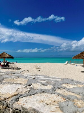 Chaises longues, serviettes de plage