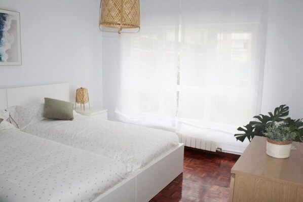 3 habitaciones y tabla de planchar con plancha