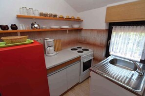 Réfrigérateur, un four, surface de cuisson, cafetière-théière