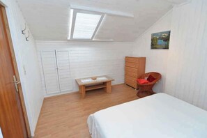 2 bedrooms, iron/ironing board, WiFi