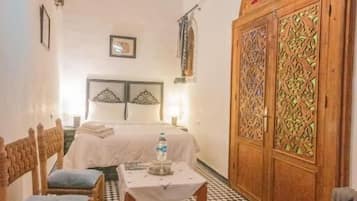 Escritorio, espacio para trabajar con laptop y wifi gratis