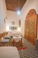 Quarto triplo | Escrivaninha, espaço de trabalho para notebook, Wi-Fi de cortesia