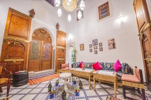 المنشأة من الداخل