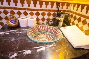 Twin Room | Bathroom