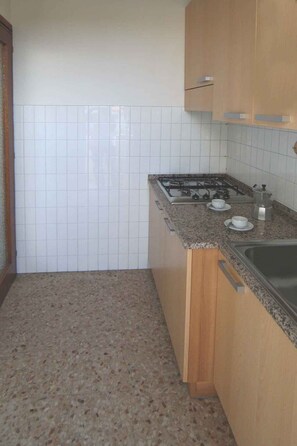 Kühlschrank, Mikrowelle, Herdplatte