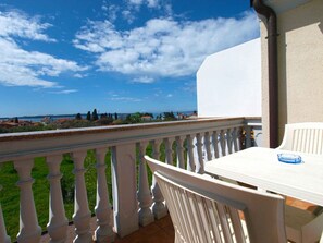 Outdoor dining - Holiday apartment with sea view and air conditioning (Fažana)