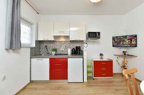 Fridge, microwave, stovetop, cookware/dishes/utensils